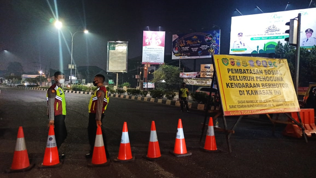 Suasana lalu lintas perbatasan Karawang-Bekasi pada malam takbiran di pos penyekatan Tanjungpura. Foto: Dok. Istimewa