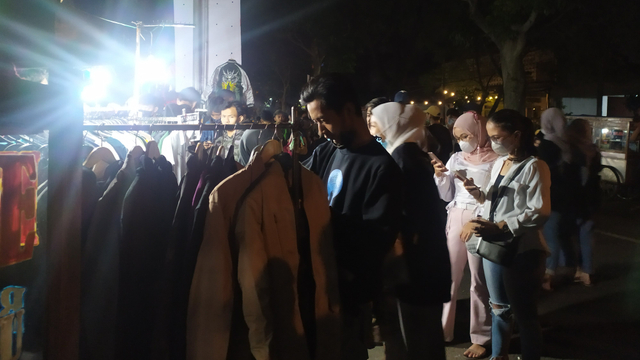 Malam Takbiran, Kerumunan Pemuda Padati Kawasan Distro di Bandung (50799)