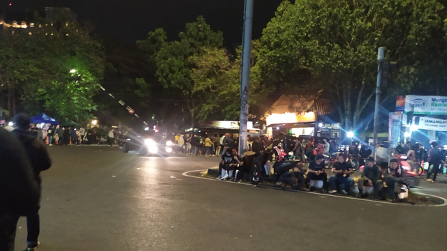 Malam Takbiran, Kerumunan Pemuda Padati Kawasan Distro di Bandung (50797)