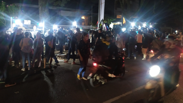 Malam Takbiran, Kerumunan Pemuda Padati Kawasan Distro di Bandung (50798)