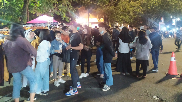 Suasana di Kota Bandung saat malam takbiran, Rabu (12/5) malam. Foto: Rachmadi Rasyad/kumparan