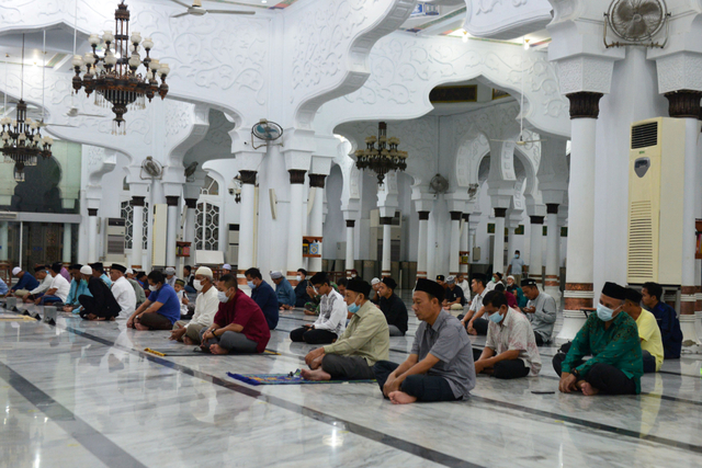 Umat muslim menggelar malam takbiran Idul Fitri dengan penerapan protokol kesehatan di Masjid Raya Baiturrahman Banda Aceh, Rabu (12/5/2021). Foto: Ampelsa/Antara