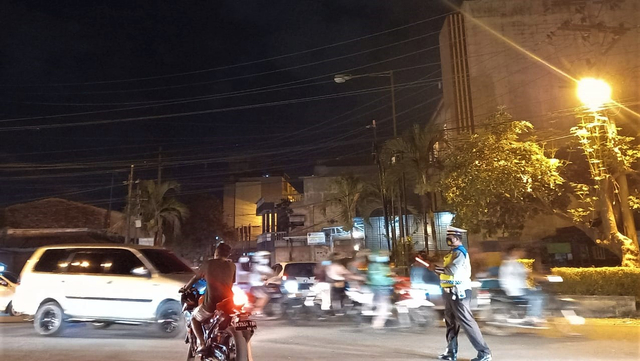Petugas gabungan saat melakukan penutupan jalan di Jalan Brigjen Katamso. Foto: Dok. Istimewa