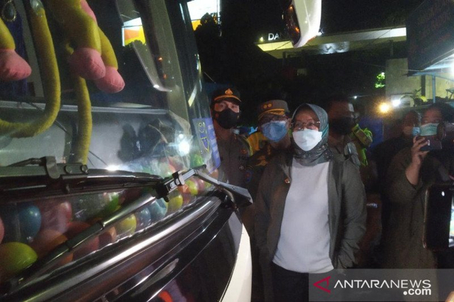Bupati Bogor Ade Yasin memutar balik bus berisi pemudik dengan modus mengangkut karyawan, saat memimpin operasi penyekatan di Simpang Gadog, Ciawi, Kabupaten Bogor, Jawa Barat, Rabu.  Foto: M Fikri Setiawan/Antara