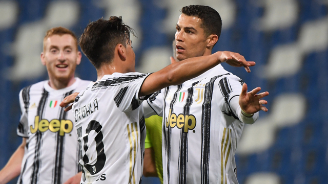 Pemain Juventus Cristiano Ronaldo merayakan gol bersama rekan satu timnya. Foto: REUTERS / Alberto Lingria