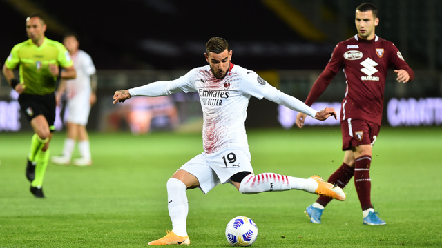 Pemain AC Milan Theo Hernandez mencetak gol pertama saat melawan Torino. Foto: REUTERS / Massimo Pinca