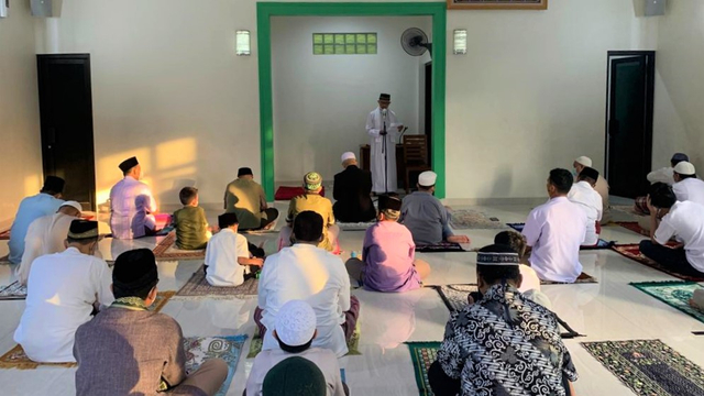 Warga Cilodong Depok melaksanakan salat Id dengan prokes ketat. Foto: Dok. Istimewa