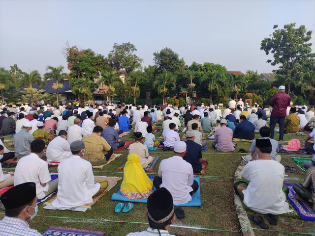 Ilustrasi suasana salat Idul Fitri di Lapangan. Foto: kumparan