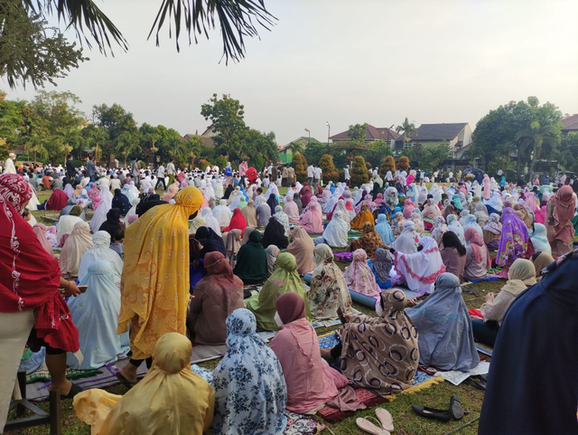 Suasana salat Idul Fitri di Lapangan Curug Indah, Jaktim. Foto: kumparan