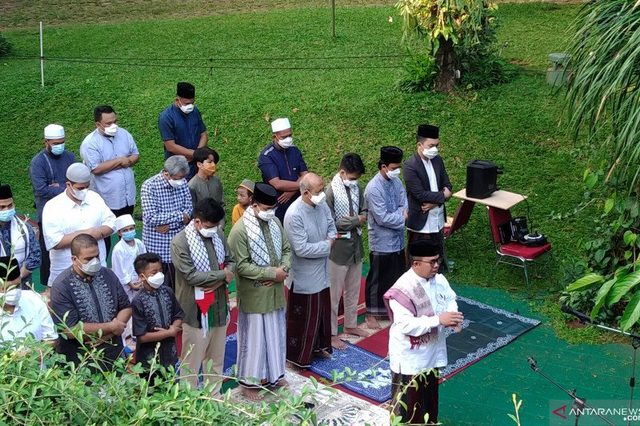 Gubernur DKI Jakarta Anies Baswedan (baris kedua, lima dari kanan) melaksanakan Shalat Id di kediaman pribadinya di Lebak Bulus, Jakarta Selatan. Foto: ANTARA/Dewa Ketut Sudiarta Wiguna