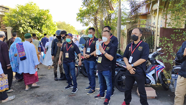 Umat nasrani di Kota Manado selain menjaga keamanan selama jalannya Salat Idul Fitri, juga membagikan masker untuk para jemaah. (foto: isa anshar jusuf/manadobacirita)