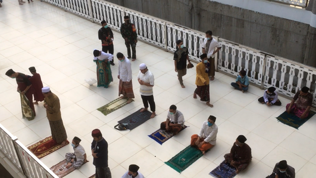 Jemaah bersiap melaksanakan Shalat Idul Fitri 1442 Hijriah di Cengkareng, Jakarta Barat, Kamis (13/5/2021). Foto: Abdu Faisal/ANTARA