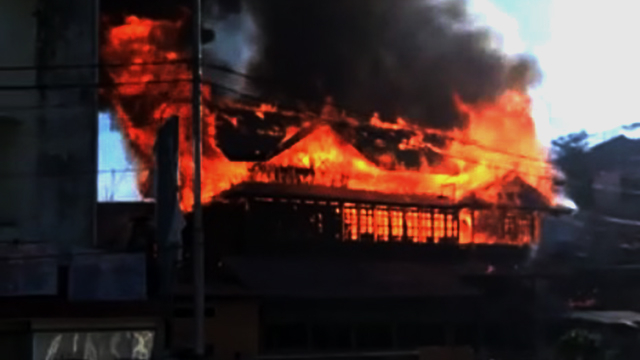 Kebakaran di eks rumah makan Ria Rio Manado, Kamis (13/5) pagi ini