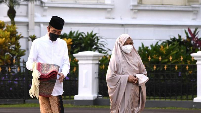 Presiden Joko Widodo bersama dengan Ibu Negara Iriana Joko Widodo bersiap menunaikan salat Idul fitri 1442 Hijriah di halaman Gedung Induk Istana Kepresidenan Bogor pada Kamis (13/5). Foto: Biro Pers Sekretariat Presiden