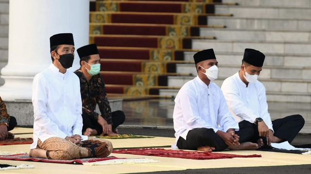 Presiden Joko Widodo (kiri) bersiap menunaikan salat Idul fitri 1442 Hijriah di halaman Gedung Induk Istana Kepresidenan Bogor pada Kamis (13/5). Foto: Biro Pers Sekretariat Presiden