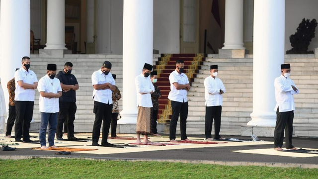 Presiden Joko Widodo bersiap menunaikan salat Idul fitri 1442 Hijriah di halaman Gedung Induk Istana Kepresidenan Bogor pada Kamis (13/5). Foto: Biro Pers Sekretariat Presiden
