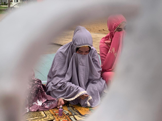 Penghuni Lapas Perempuan Pontianak mengikuti salat Idul Fitri di Masjid Shilaturrahim. Foto: Teri/Hi!Pontianak