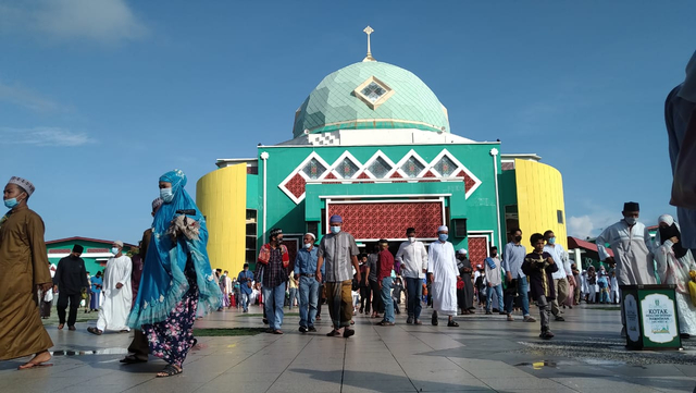 Warga meninggalkan Masjid Agung Karimun usai melaksanakan Salat Id 1442 Hijriah. Foto: Khairul S/kepripedia.com