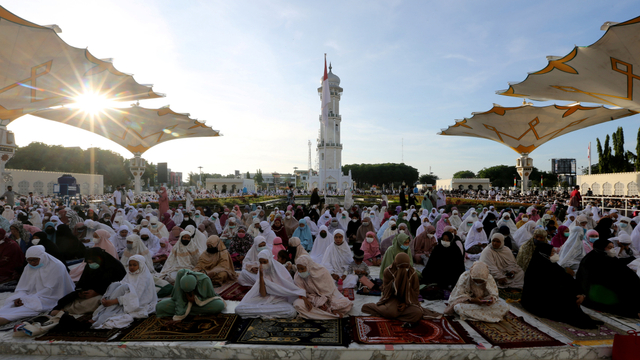Umat muslim memadati Masjid Raya Baiturrahman untuk melaksanakan ibadah salat Idul Fitri 1442 Hijriah di Banda Aceh, Aceh, Kamis (13/5/2021). Foto: Irwansyah Putra/ANTARA FOTO