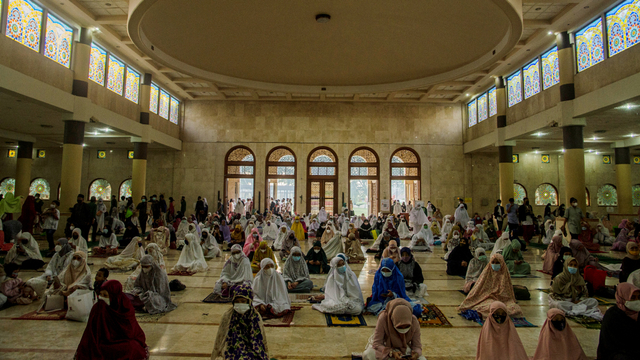 Umat muslim mendengarkan ceramah usai salat Idul Fitri 1442 Hijriah di Masjid Raya Provinsi Jawa Barat, Bandung, Jawa Barat, Kamis (13/5/2021). Foto: Novrian Arbi/ANTARA FOTO