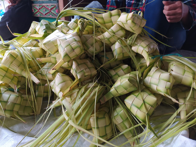 Kulit ketupat yang dijual di Yogyakarta. Foto: Eva Mintarsih/Tugu Jogja.