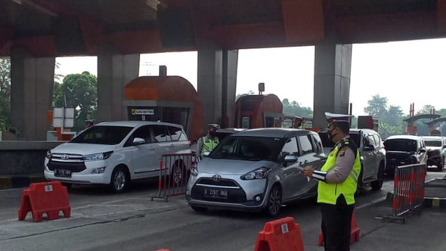 Polri Dit Lantas PMJ melaksanakan Kegiatan penyekatan arus mudik Lebaran 2021 di Gerbang Tol Cikupa, Tangerang, Kamis (13/5). Foto: Twitter/@TMCPoldaMetro