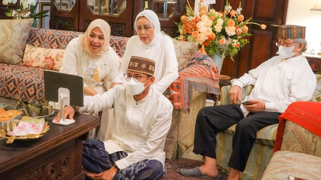 Menparekraf RI, Sandiaga Uno bersama keluarga melaksanakan silahturahmi bersama keluarga besar secara virtual menggunakan aplikasi video call conference di hari Idul Fitri 1442H pada Kamis (13/5/2021). Foto: Kemenparekraf