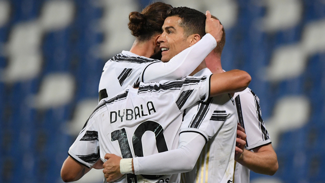 Cristiano Ronaldo dari Juventus merayakan mencetak gol kedua mereka bersama Paulo Dybala dan Adrien Rabiot, di Citta del Tricolore, Reggio Emilia, Italia, Rabu (12/5). Foto: Alberto Lingria/REUTERS