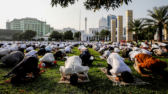 Sejumlah umat muslim saat melaksanakan salat Idul Fitri di Masjid Al Azhar, Jakarta, Kamis (13/5/2021). Foto: Willy Kurniawan/REUTERS