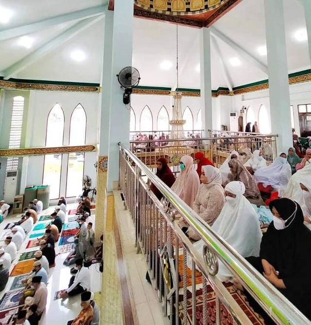 Wakil Wali Kota Kendari, dr. Hj. Siska Karina Imran laksanakan salat Id di Masjid Al Zariah Kendari. Foto: Dok Humas Kota Kendari.