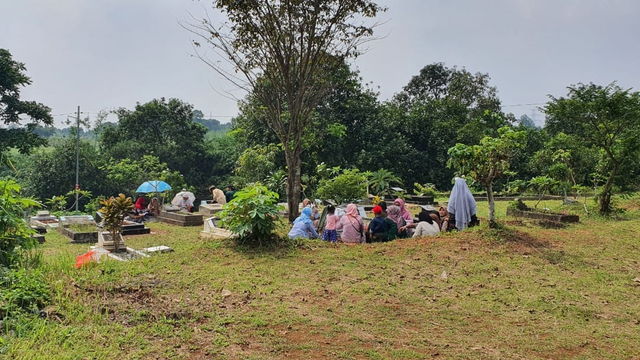 Sejumlah warga saat melakukan ziarah kubur di TPUI Kelurahan Sawangan Baru, Kecamatan Sawangan, Kota Depok. Foto: Dok. Istimewa