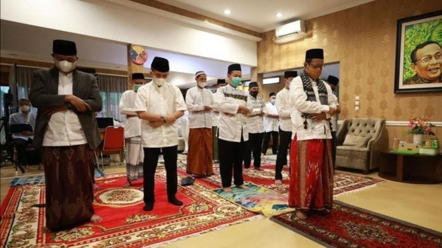 Menko Polhukam Mahfud MD saat melaksanakan Sholat Idul Fitri di rumah dinasnya, di Jakarta, Kamis (13/5/2021). Foto: Dok. Pribadi/ANTARA