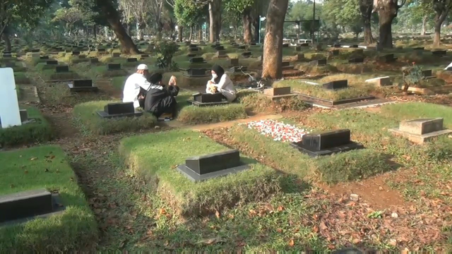 Peziarah di TPU Pondok Kopi. Foto: Dok. Istimewa