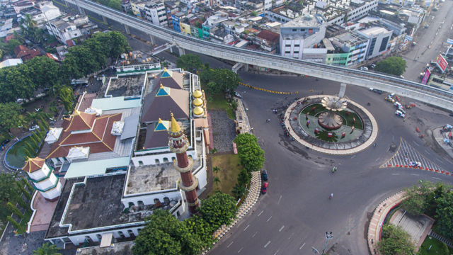 Foto udara suasana lalu lintas pada pagi hari Idul Fitri di Bundaran Air Mancur (BAM) Masjid Agung Palembang, Sumatera Selatan, Kamis (13/5/2021). Foto: Nova Wahyudi/ANTARA FOTO