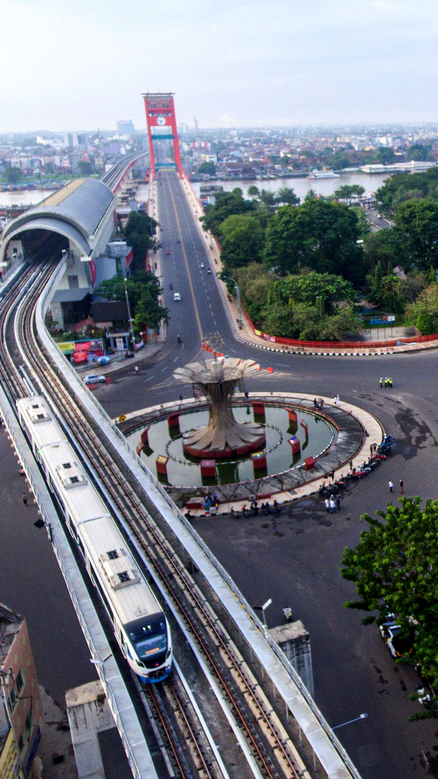 Foto udara suasana lalu lintas pada pagi hari Idul Fitri di Bundaran Air Mancur (BAM) Masjid Agung Palembang, Sumatera Selatan, Kamis (13/5/2021). Foto: Nova Wahyudi/ANTARA FOTO