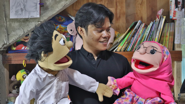Eklin bercerita menggunakan teknik ventriloquist dan boneka untuk membuat dongengnya semakin menarik sekaligus mudah diterima oleh anak-anak. Foto: SATU Indonesia Awards.