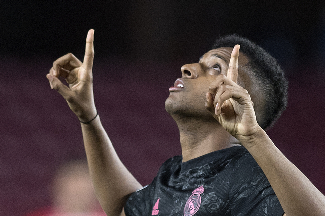 Penyerang Real Madrid asal Brasil, Rodrygo, melakukan selebrasi setelah mencetak gol dalam pertandingan sepak bola liga Spanyol. Foto: Jorge Guerrero / AFP