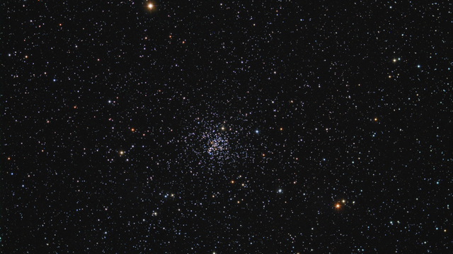Citra gugus terbuka Messier 67 (M67) yang berjarak sekitar sekitar 2.800 tahun cahaya dari Bumi. Gugus ini berusia sekitar 4 milyar tahun dan memiliki kandungan metal yang mirip dengan Matahari. Selain itu, gugus ini diperkirakan mengandung lebih dari 500 bintang di dalam. Sumber: apod.nasa.gov.