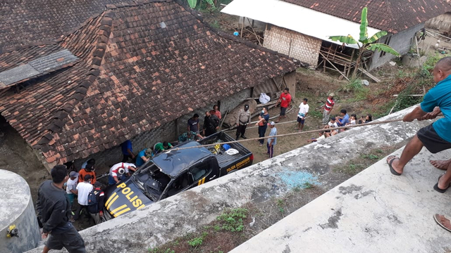 Mobil patroli polisi yang terjun ke jurang sedalam 12 meter di Gunungkidul. Foto: Erfanto/Tugu Jogja