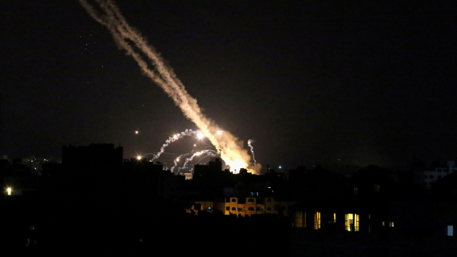 Ilustrasi roket diluncurkan oleh militan Palestina ke Israel, di Gaza, Kamis (13/5). Foto: Ibraheem Abu Mustafa/REUTERS