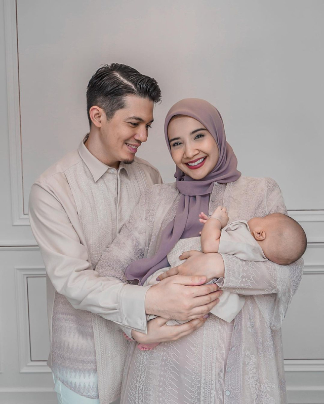 Zaskia Sungkar dan Irwansyah bersama anak pertama di momen Idul Fitri. Foto: Instagram/@zaskiasungkar15
