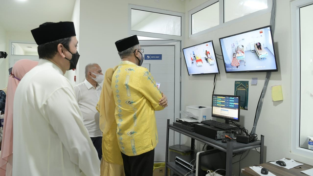 Gubernur Aceh memantau kondisi pasien COVID-19 melalui minitor. Foto: Humas Aceh