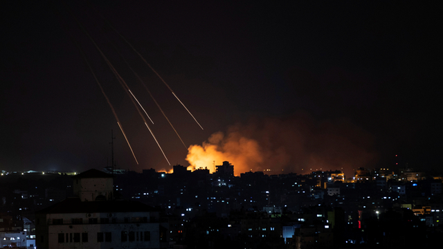 Asap membubung setelah serangan rudal Israel di Kota Gaza, Kamis (13/5). Foto: Khalil Hamra/AP Photo