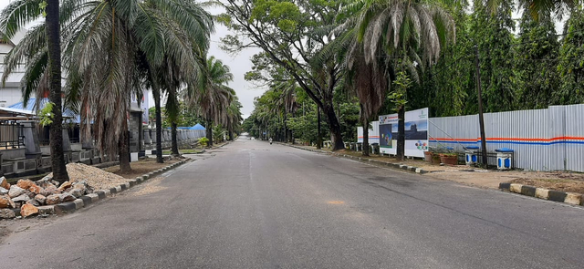 Jl. Taman Suropati yang menjadi areal perkantoran biasanya ramai terlihat tidak ada pengendara yang melintas. Foto: Attamimi/kendarinesia.