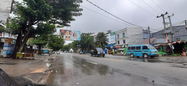 Jl. H. Abdul Silondae tempat kasawan pertokoan yang biasanya dipadati pedagang, pembeli dan pengguna jalan tampak begitu lengang. Foto: Attamimi/kendarinesia.