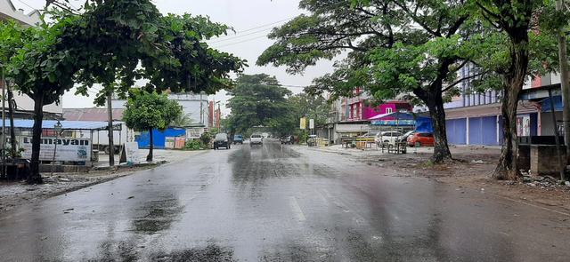 Jl. Saranani tampak begitu lengang terlebih Kota Kendari sedang diguyur hujan sejak kemarin, Kamis (13/05). Foto: Attamimi/kendarinesia.