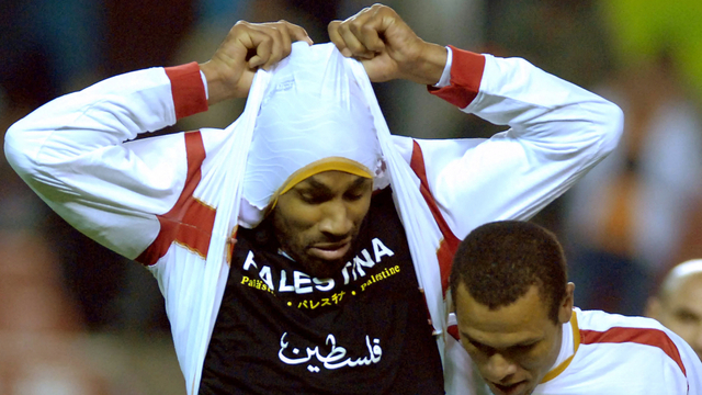 Frederic Kanoute menunjukan kaus bertuliskan Palestina saat berselebrasi di stadion Ruiz de Lopera di Seville pada 7 Januari 2009. Foto: CRISTINA QUICLER/AFP