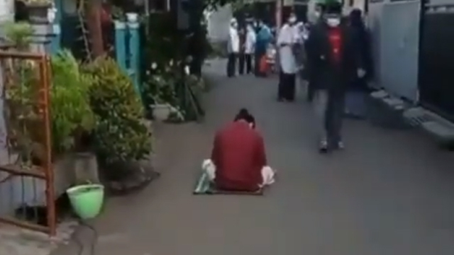 Tertidur di tengah jalan usai salat Id. (Foto: @bdg.info/Instagram)