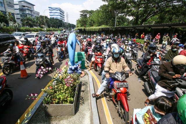 Sejumlah wisatawan antre untuk memasuki tempat wisata Ancol Jakarta, Jumat (14/5/2021). Foto: Rivan Awal Lingga/Antara Foto