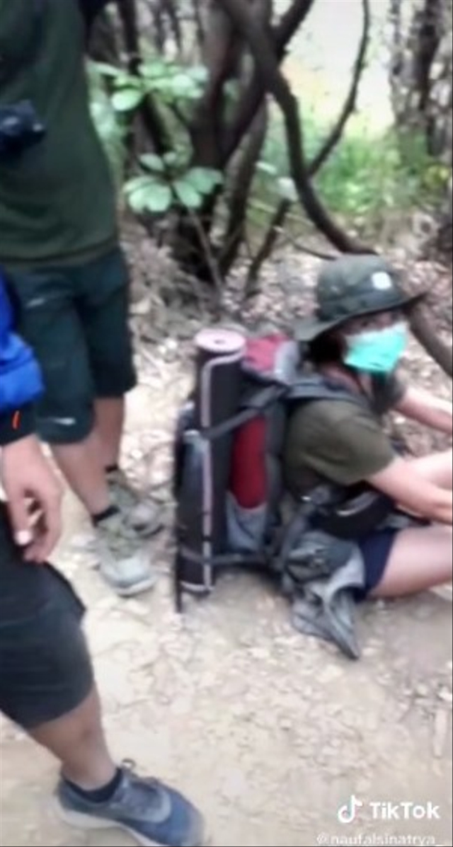 Viral lelaki bernama Naufal Sinathrya tak sengaja merekam penampakan sosok perempuan saat mendaki Gunung Papandayan, Garut, Jawa Barat.